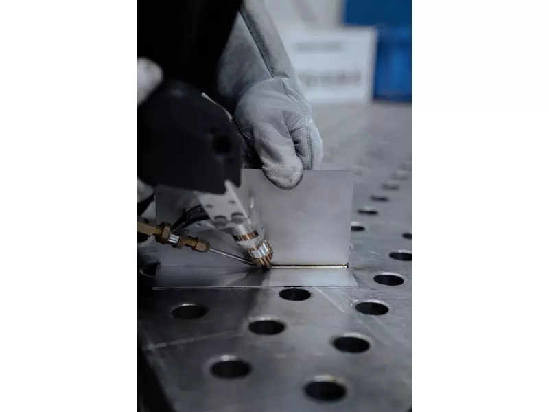 Handgeführtes Laserschweißen für präzise Schweißverbindungen, geringe Wärmeeinbringung und saubere Ergebnisse..webp